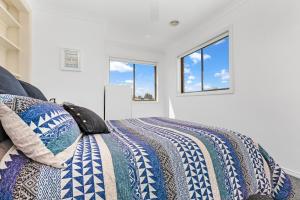 Cama ou camas em um quarto em Regent Retreat - Echuca Moama Holiday Accommodation