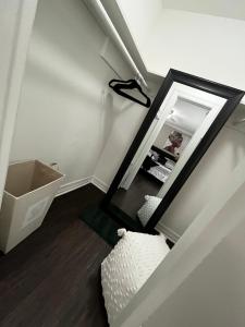 uma escada com um espelho e uma cadeira num quarto em Cozy houston Getaway 1 bed 1 bath em Houston