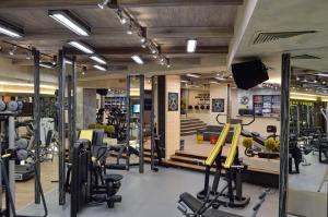 Spordikeskus ja/või sportimisvõimalused majutusasutuses Cosmopolitan Hotel & Wellness