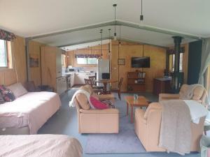 uma sala de estar com dois sofás e uma cozinha em The Shed at Port Arthur. Hidden Gem. em Port Arthur