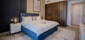 1 dormitorio con 1 cama grande y armario de madera en AYA Boutique - Rahaal 2, Madinat Jumeirah Living en Dubái