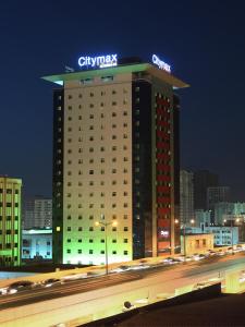 um edifício com um sinal de sinergia sônica em cima dele em Citymax Sharjah em Sharjah