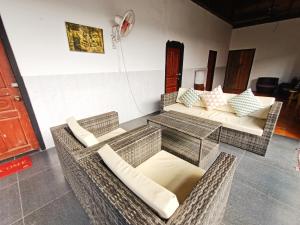 Posezení v ubytování Sam's Guesthouse M'Pai Bay