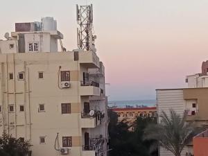un edificio alto junto a un edificio en IKEA Flats, en Hurghada