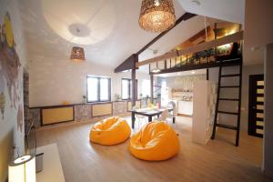 une chambre avec deux sacs de haricots orange au sol dans l'établissement Smile Hostel, à Nijni Novgorod