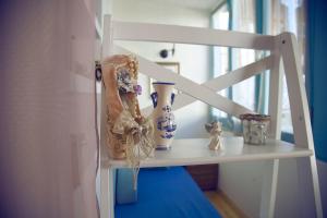 Un estante con jarrones encima. en Apartment in Old Tbilisi, en Tiflis 48 fotos más