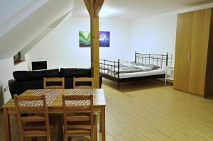 Postel nebo postele na pokoji v ubytování Apartmány pod lípou + 22 fotografií