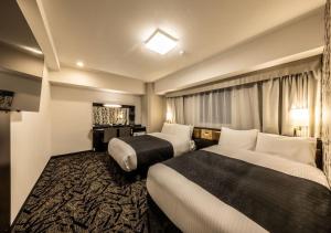 Letto o letti in una camera di APA Hotel & Resort Osaka Umeda Eki Tower