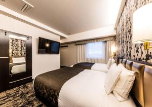 Letto o letti in una camera di APA Hotel & Resort Osaka Umeda Eki Tower