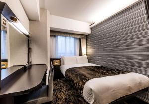 Letto o letti in una camera di APA Hotel & Resort Osaka Umeda Eki Tower