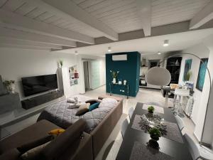 Kuchyňa alebo kuchynka v ubytovaní "I MORI LUXORY APARTMENTS" - Attico mansardato con incantevole vista mare