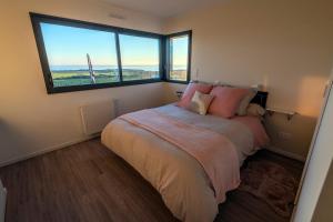 Voodi või voodid majutusasutuse Vue à Couper le Souffle - Villa de Charme avec Spa en Bord de Mer - Pointe Finistère toas