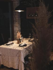 una mesa con mantel blanco y copas de vino en Hiša Aleš, en Kranj