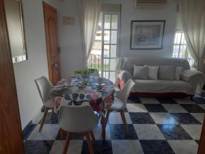 a living room with a table and a couch at Apartamento en casco histórico in Estepona