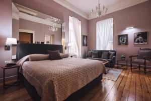 1 dormitorio con 1 cama, 1 sofá y 1 silla en Bohemian Suites Athens en Atenas