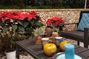 A garden outside Elegant Seaside 2 Floor Apartment