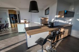 Köök või kööginurk majutusasutuses Vue à Couper le Souffle - Villa de Charme avec Spa en Bord de Mer - Pointe Finistère