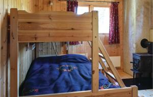 Litera de madera en una habitación en 3 Bedroom Amazing Home In Sjusjen en Sjusjøen
