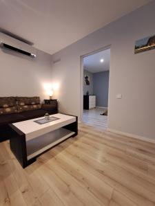 ein Wohnzimmer mit einem Sofa und einem Tisch in der Unterkunft 2bedroom apartment in Gulbiu street in Klaipėda