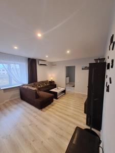 ein großes Wohnzimmer mit einem Sofa und einem Tisch in der Unterkunft 2bedroom apartment in Gulbiu street in Klaipėda