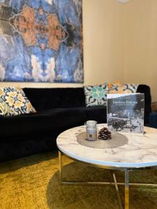 uma mesa de centro numa sala de estar com um sofá em CASA LINDNER Villa Rustico Ferienhaus 400m zum Gardasee 13Schlafplätze em Toscolano Maderno