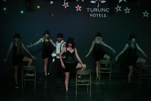 un grupo de bailarines con sombreros en un escenario en Turunc Resort Hotel, en Turunç