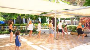 een groep mensen die onder een witte paraplu staan bij Turunc Resort Hotel in Turunc