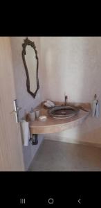 bagno con lavandino e specchio di Villa chic a Marrakech