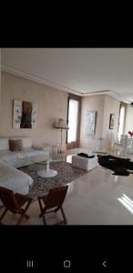 un soggiorno con divano, tavolo e sedie di Villa chic a Marrakech