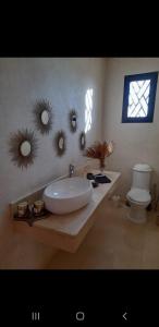 un bagno con lavandino e tre specchi sul muro di Villa chic a Marrakech