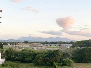 a view of a building with mountains in the background at Cozy Cool Getaway in Townsville