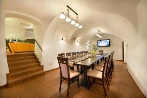 jadalnia z długim stołem i krzesłami w obiekcie Hotel Joseph 1699 w mieście Třebíč
