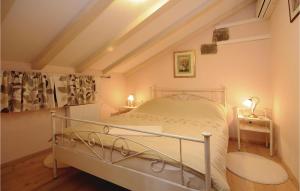 ein Schlafzimmer mit einem Bett mit einem weißen Bettrahmen in der Unterkunft 3 Bedroom Beautiful Home In Lisicic in Lisičići