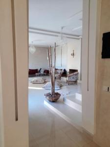Großes weißes Zimmer mit einem Wohnzimmer in der Unterkunft Les Domaines de Marrakech in Marrakesch