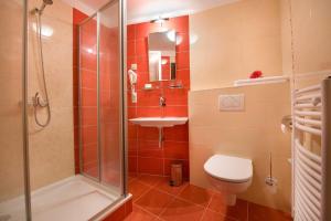 Bilik mandi di Hotel Joseph 1699