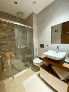 a bathroom with a toilet and a sink and a shower at Studio lumineux avec piscine/Gare casa oasis in Casablanca
