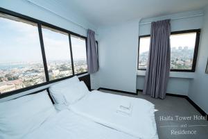 Postel nebo postele na pokoji v ubytování Haifa Tower Hotel - מלון מגדל חיפה