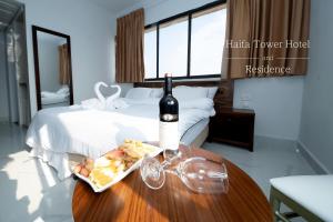 Postel nebo postele na pokoji v ubytování Haifa Tower Hotel - מלון מגדל חיפה
