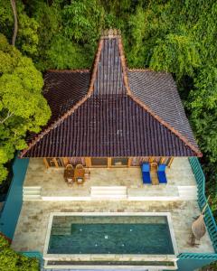 an overhead view of a house with a swimming pool at Karuna El Nido Villas in El Nido