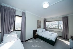 Postel nebo postele na pokoji v ubytování Haifa Tower Hotel - מלון מגדל חיפה