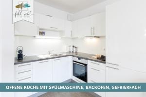 A kitchen or kitchenette at Semper Suite No2 - Ruhige 2 Zi FeWo 1-4 Pers mit Küche, Duschbad, Balkon und Parkplatz in Hofgartennähe