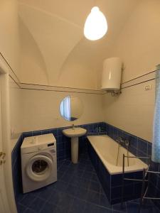 a bathroom with a washing machine and a sink at Dimora di Enea - Gaeta Medievale in Gaeta