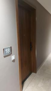een deur in een kamer met een klok aan de muur bij Appartement avec piscine et jacuzzi privé in Casablanca