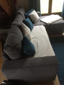 un sofá con almohadas en una habitación en Keryanne, en Saint-Gildas-de-Rhuys