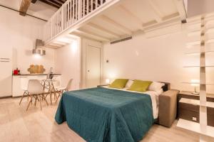 um quarto com uma cama e uma mesa com cadeiras em Ca' Nova @San Marco em Veneza