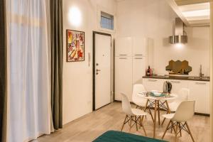 uma cozinha e uma mesa e cadeiras num quarto em Ca' Nova @San Marco em Veneza
