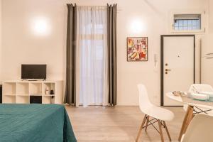 um quarto branco com uma cama, uma mesa e cadeiras em Ca' Nova @San Marco em Veneza