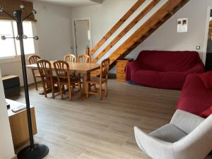 a living room with a table and chairs and a couch at Casa con Gran Piscina particular cerca playa in Torredembarra