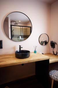 a bathroom with a black sink and a mirror at LE REFUGE - Le Domaine Wambrechies in Wambrechies