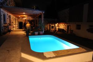 una piscina en un patio trasero por la noche en Biohof Abraham - Hofkäserei, 